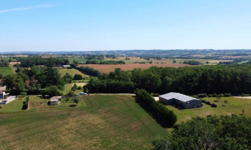 Generous building plot of 2205m² situated in the countryside with gorgeous views of the rolling Gers, currently with a valid building permit, only 5 mins from Vic-Fezensac with all amenities